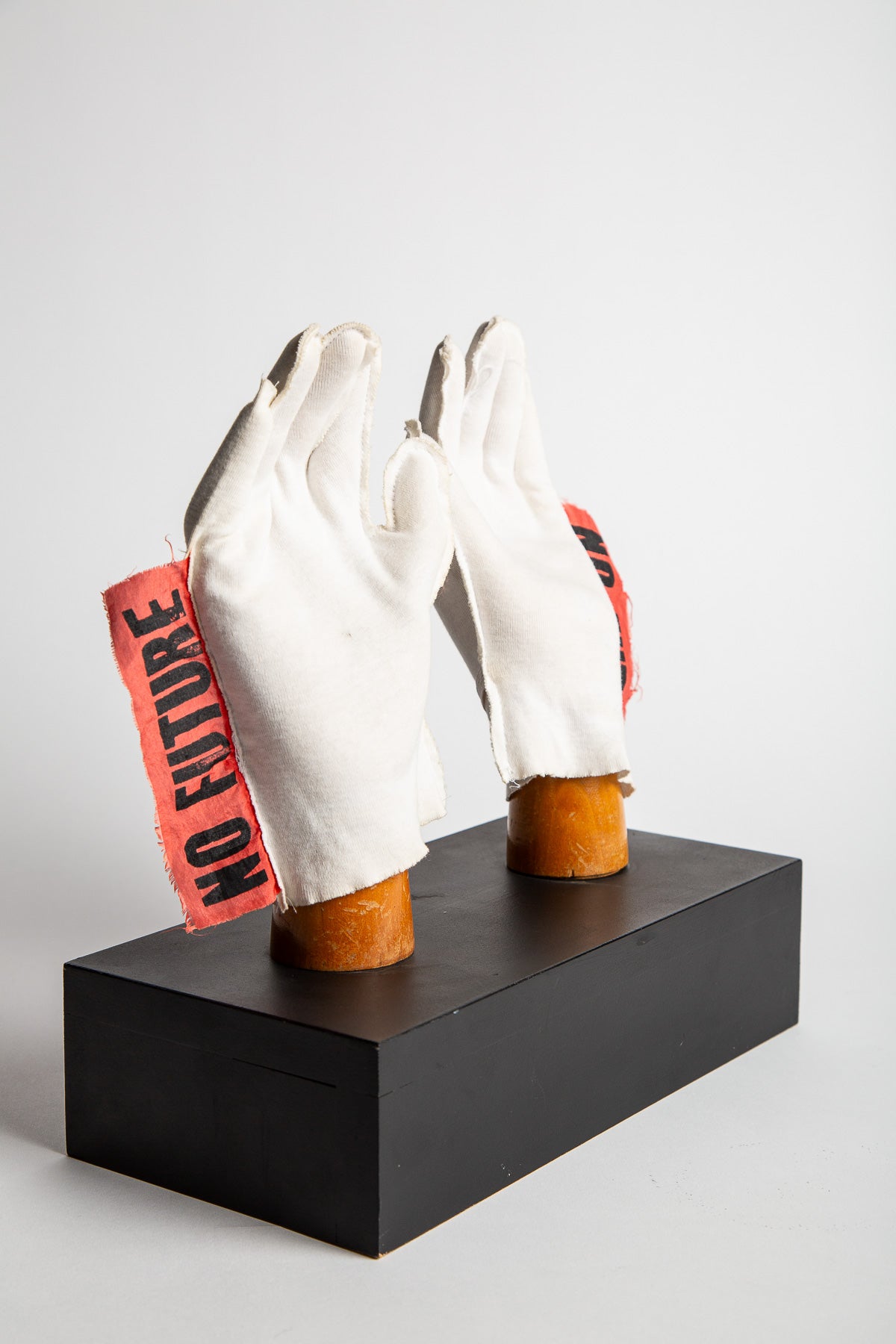 VIVIENNE WESTWOOD/MALCOLM MCLAREN | NO FUTURE GLOVES FOR JOHNNY ROTTEN