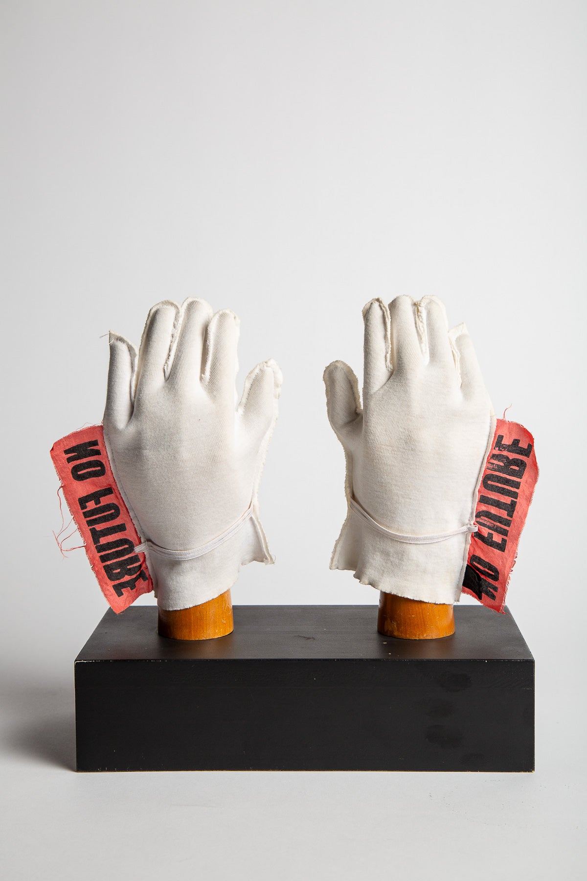 VIVIENNE WESTWOOD/MALCOLM MCLAREN | NO FUTURE GLOVES FOR JOHNNY ROTTEN