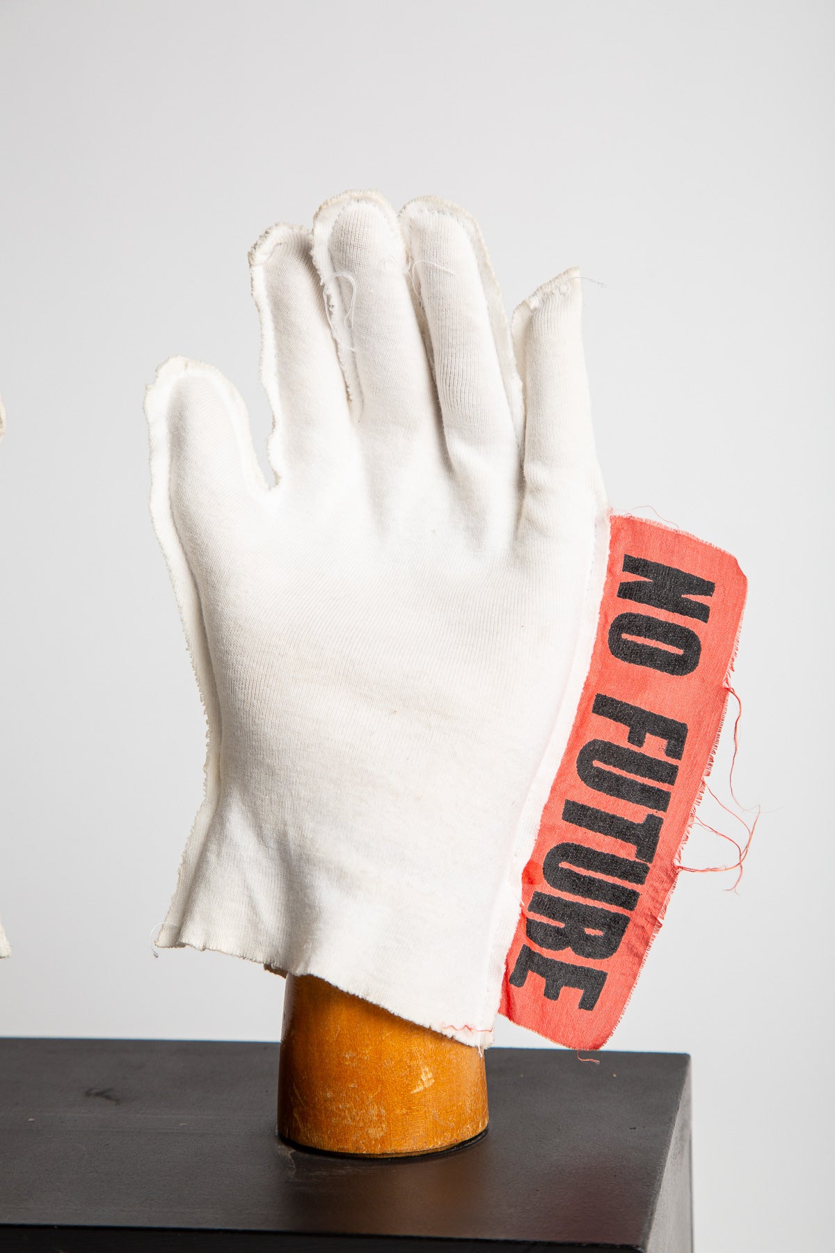 VIVIENNE WESTWOOD/MALCOLM MCLAREN | NO FUTURE GLOVES FOR JOHNNY ROTTEN