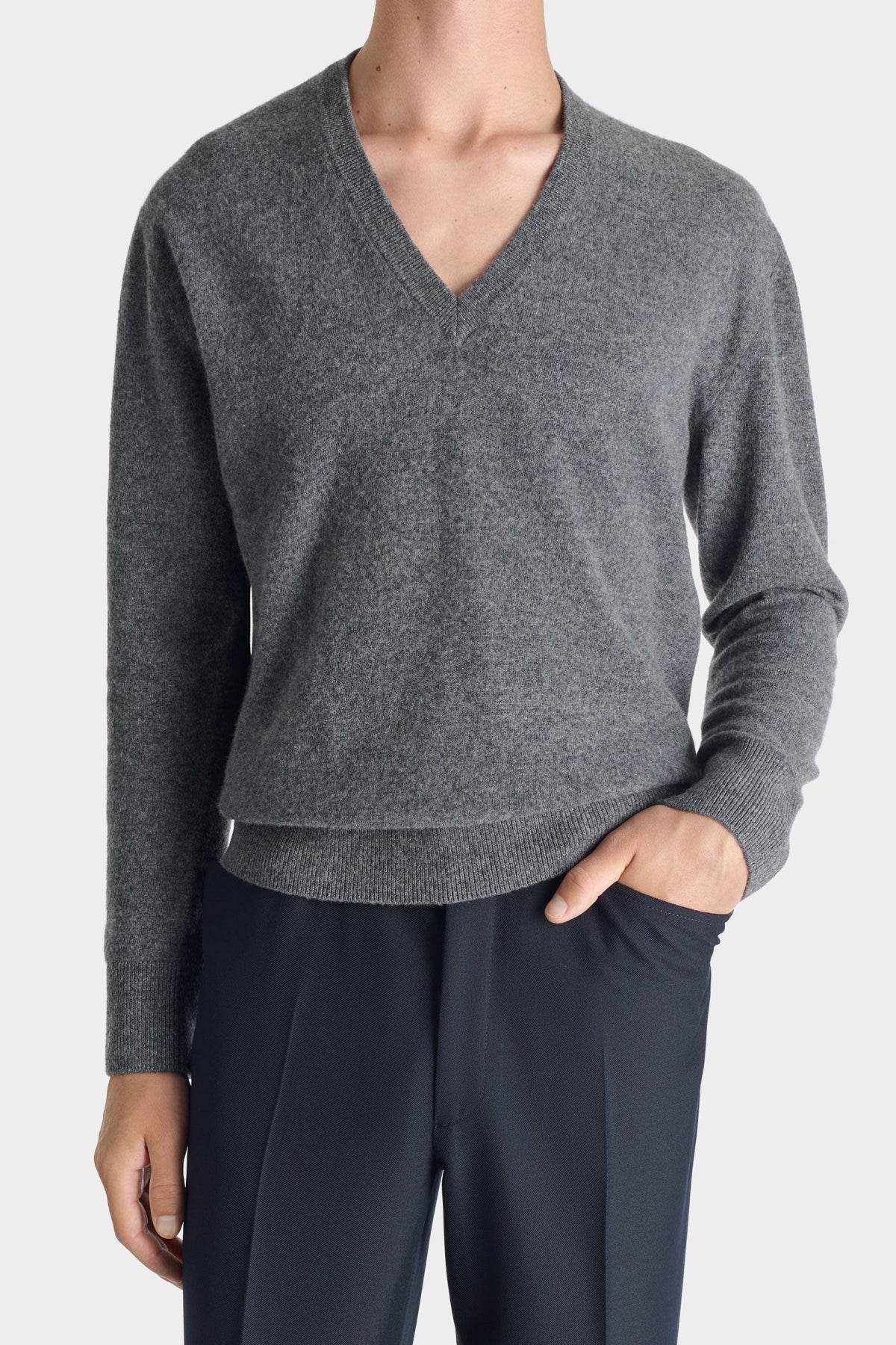 HUSBANDS | V-Neck Sweater In Grey Extrafine Lambswool