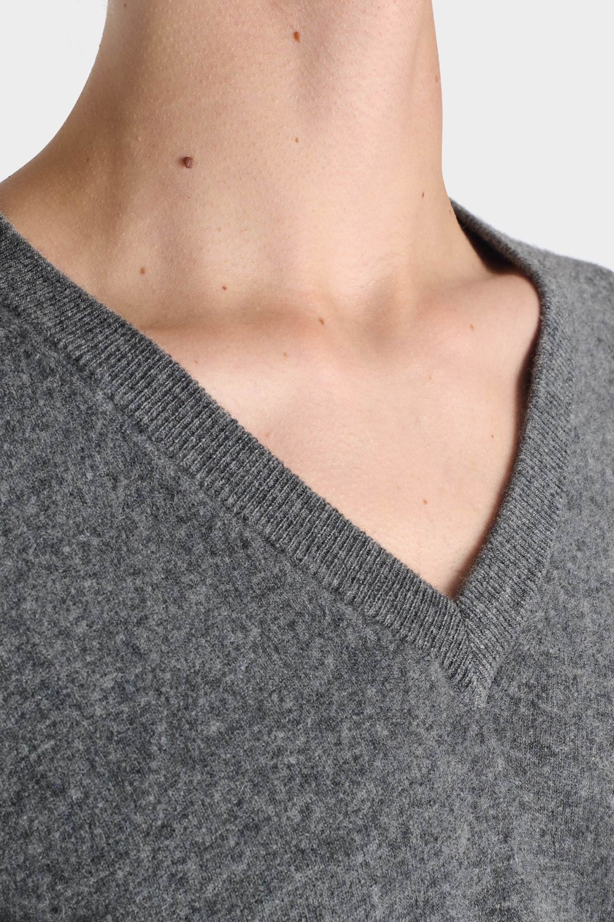 HUSBANDS | V-Neck Sweater In Grey Extrafine Lambswool