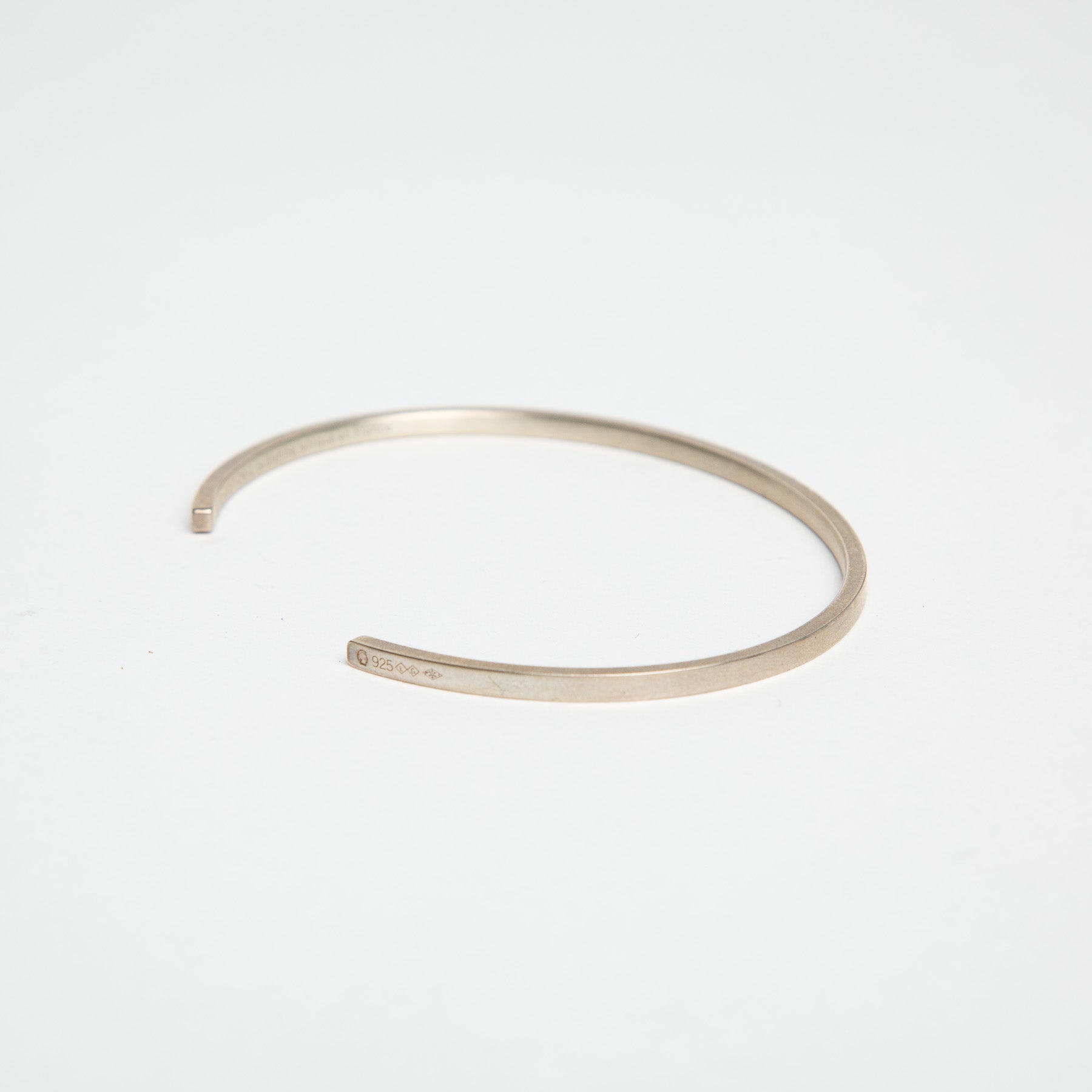 LE GRAMME | 7G POLISHED SILVER RIBBON CUFF BRACELET