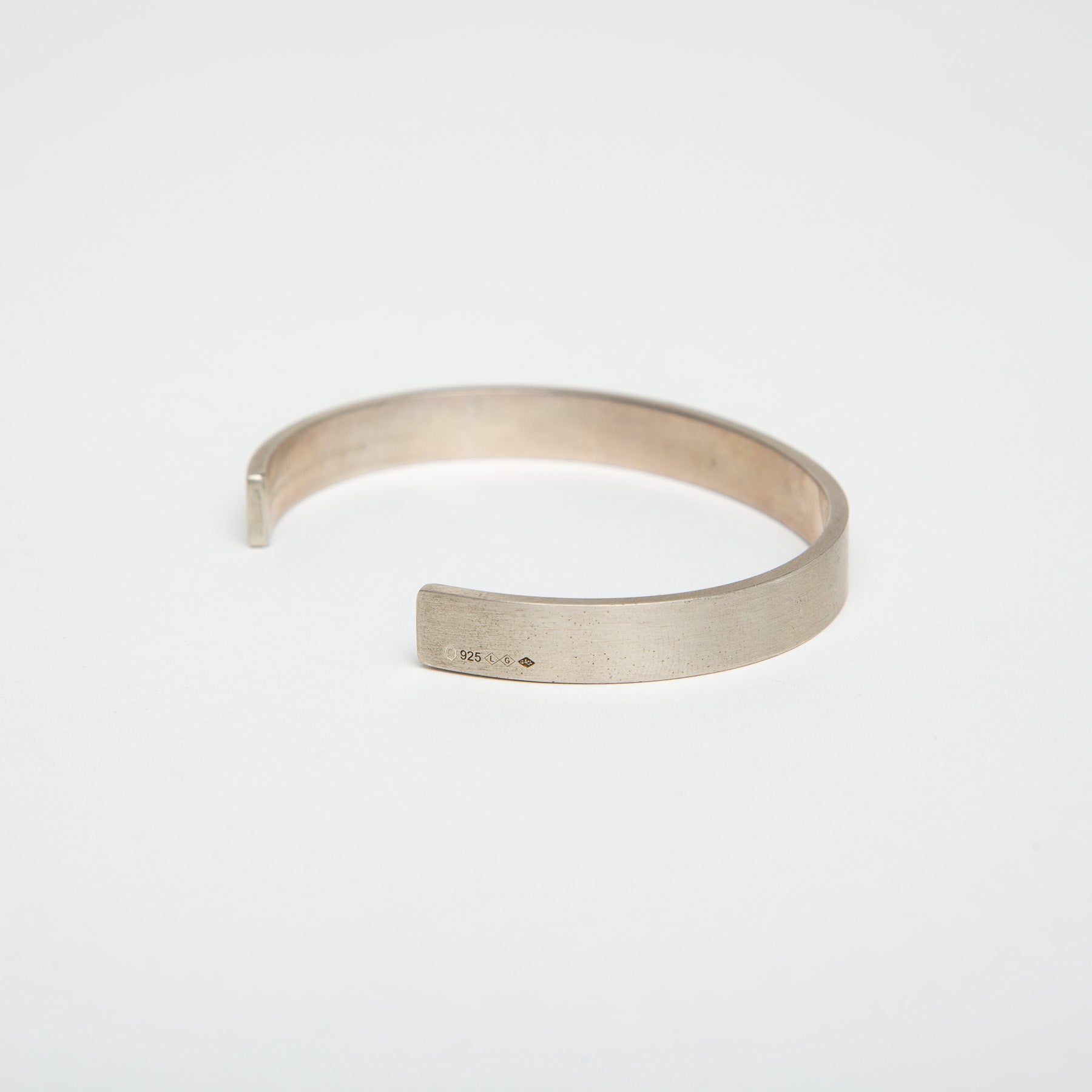 LE GRAMME | 21G BRUSHED SILVER RIBBON CUFF BRACELET