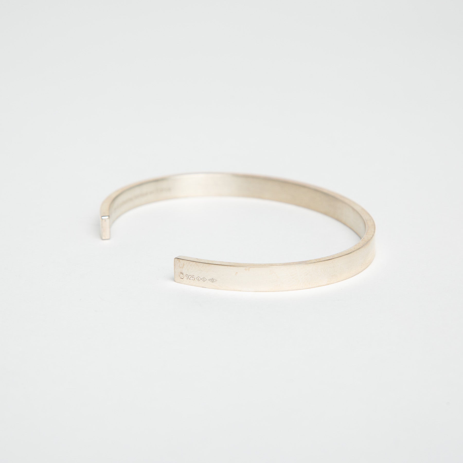 LE GRAMME | 15G POLISHED SILVER RIBBON CUFF BRACELET