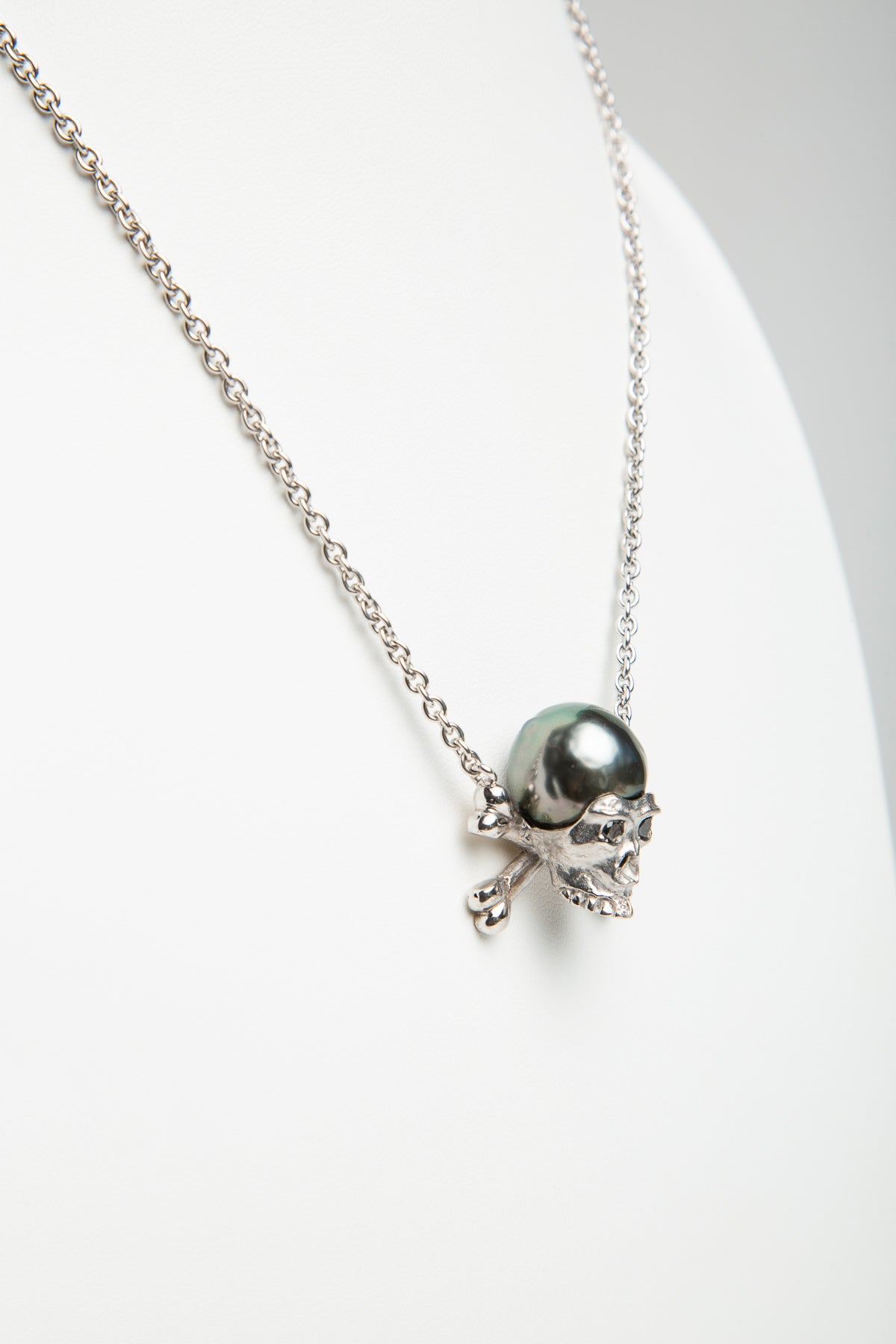 MAXFIELD PRIVATE COLLECTION | BLACK PEARL DIAMOND SKULL NECKLACE