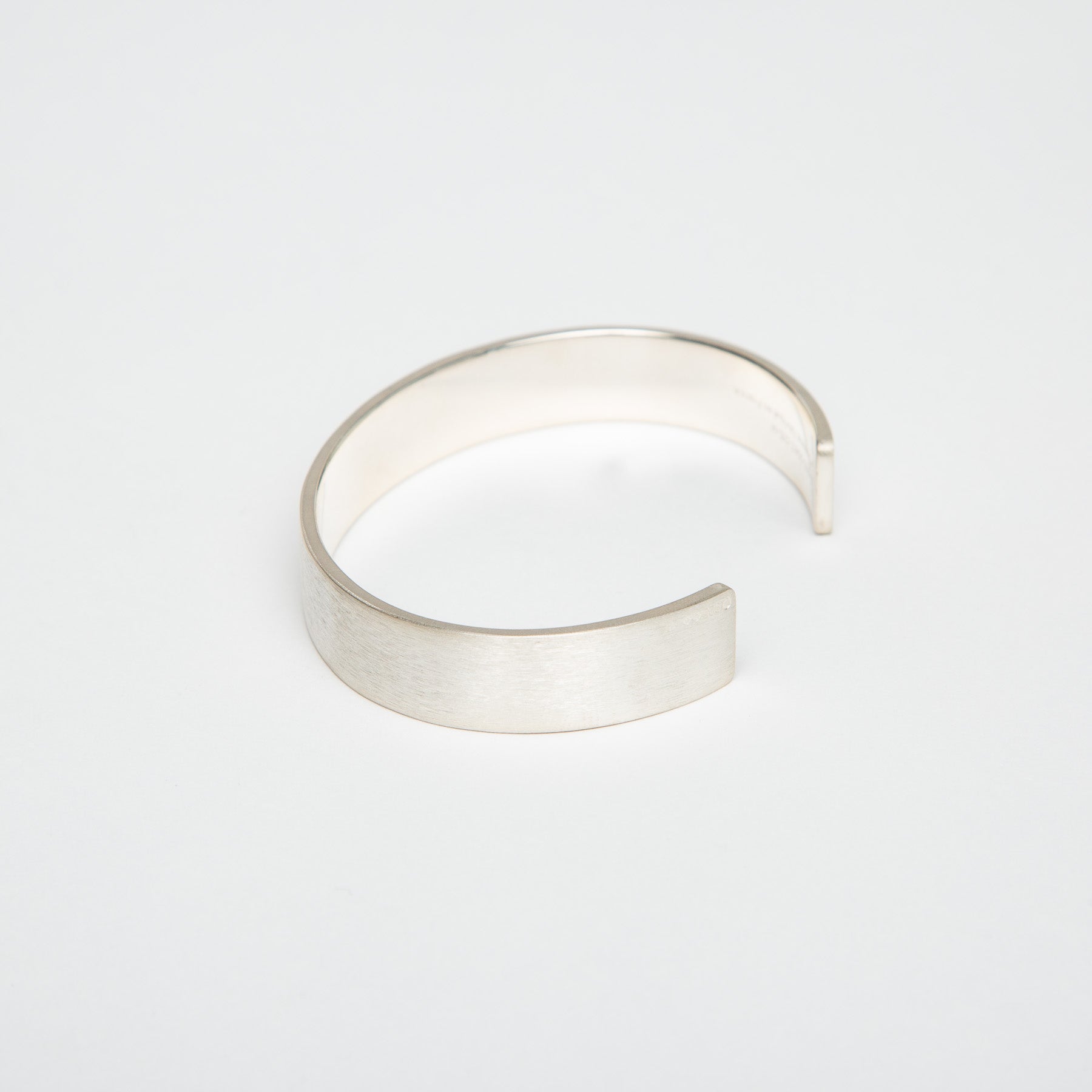 LE GRAMME | 33G BRUSHED SILVER RIBBON CUFF BRACELET