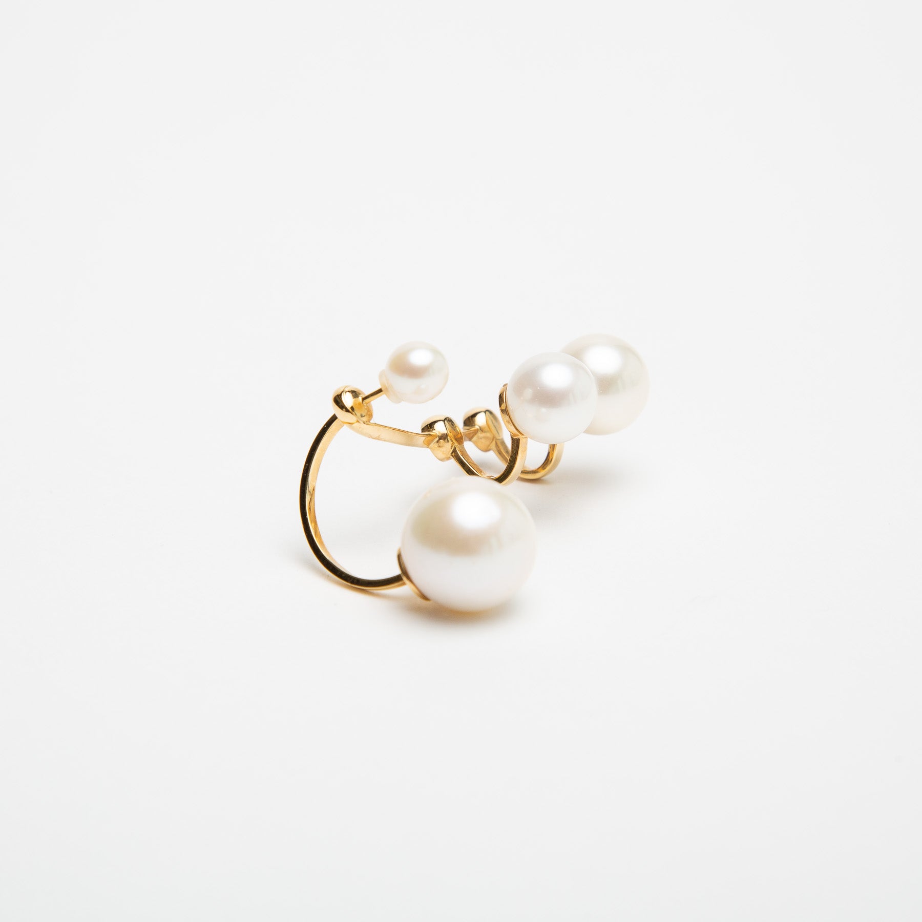 DELFINA DELETTREZ | MULTI PEARL EARCUFF