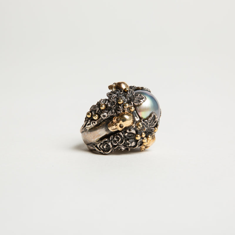 UGO CACCIATORI | DARK PEARL FOLIAGE SKULL RING