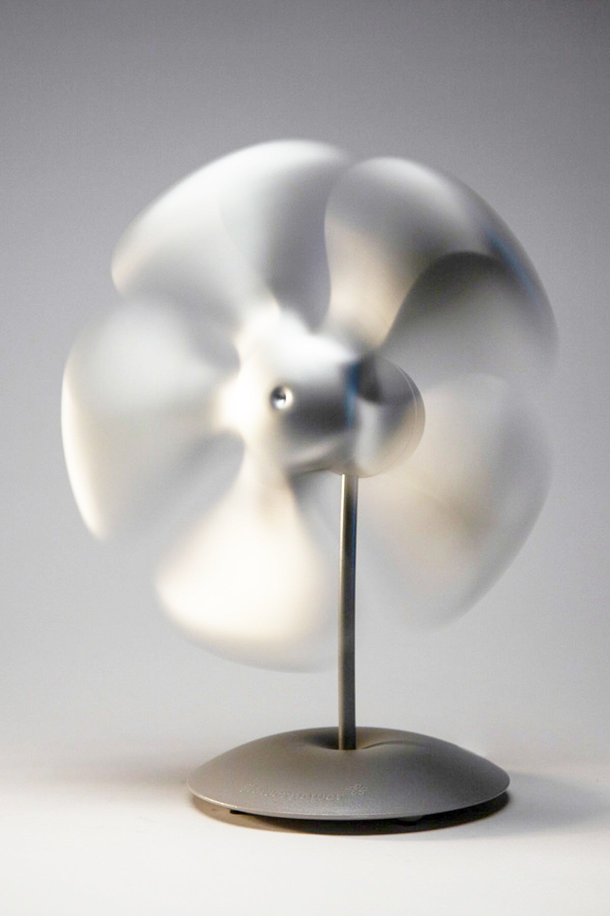 MAXFIELD PRIVATE COLLECTION | FLOWERPOWER TABLE FAN